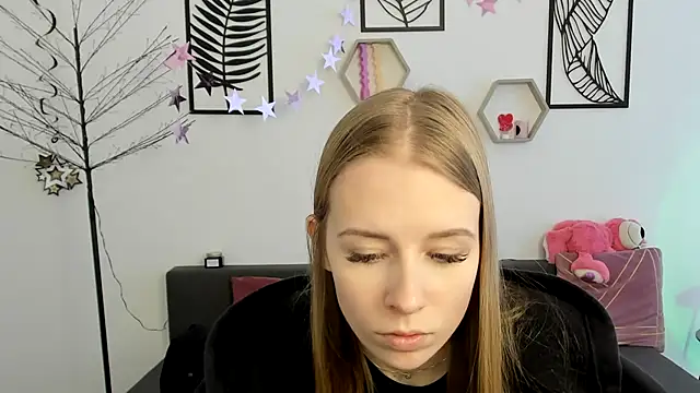 Snapshot of AnnNorriss chatting on February 19, 2025, 9:39 am AnnNorriss online show from February 19, 2025, 9:39 am