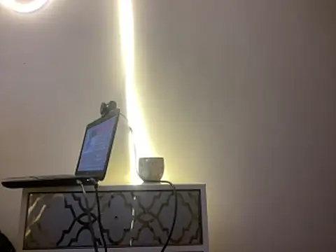 DesireLuxe online show from February 3, 2026, 6:40 am