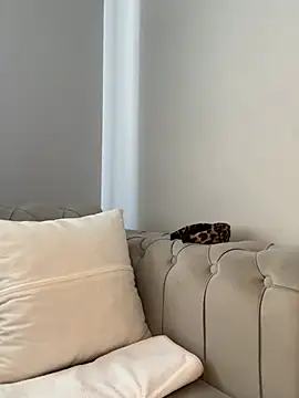 laraaaaaa online show from February 12, 2026, 7:47 am