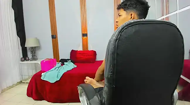 Snapshot of leslieanddrako chatting on March 2, 2025, 10:27 pm leslieanddrako online show from March 2, 2025, 10:27 pm