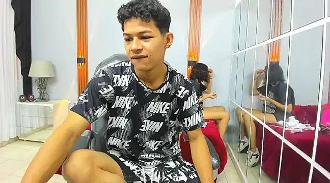 Snapshot of leslieanddrako chatting on March 4, 2025, 10:38 pm leslieanddrako online show from March 4, 2025, 10:38 pm