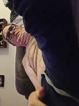 Snapshot of Smallone327 chatting on March 15, 2026, 5:46 am Smallone327 online show from March 15, 2026, 5:46 am