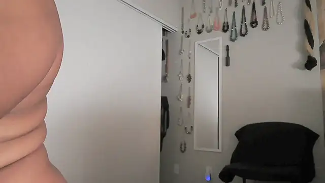 Queenanitadix online show from February 24, 2026, 7:01 pm