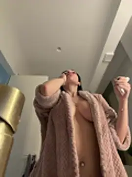 Mia Splash online show from April 7, 2026, 3:12 pm