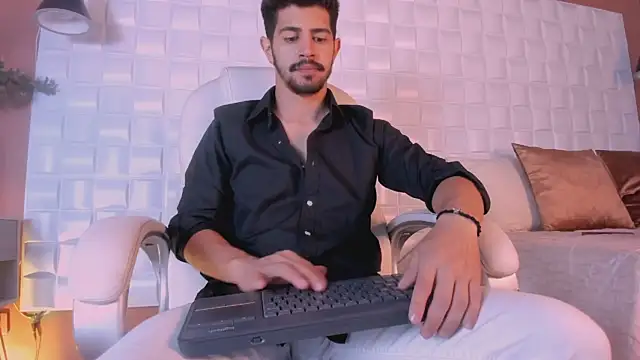 Snapshot of AlejandroStormm chatting on March 20, 2025, 8:19 pm AlejandroStormm online show from March 20, 2025, 8:19 pm