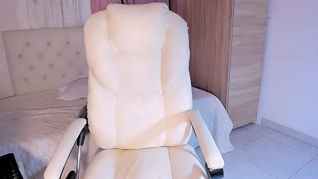 Emma lorense22 online show from October 11, 2025, 7:12 pm