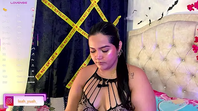 Snapshot of Leah_yuah_ chatting on October 17, 2025, 4:37 am Leah yuah  online show from October 17, 2025, 4:37 am
