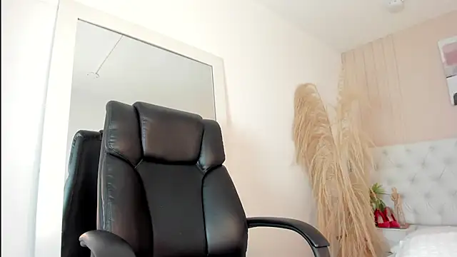 CHANELL 11INCHES online show from March 19, 2025, 11:03 pm