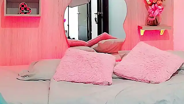 ZaraRousse online show from December 18, 2025, 2:50 am