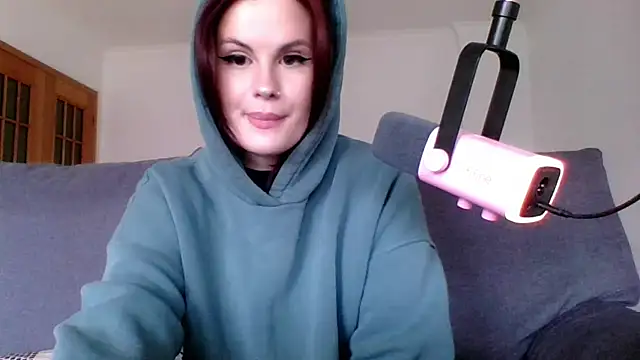 Della Ideal online show from March 10, 2025, 3:09 pm