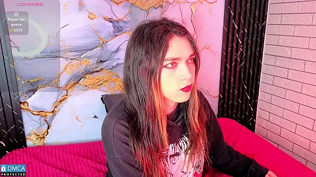 Snapshot of MaeveKuro chatting on April 2, 2026, 3:15 am MaeveKuro online show from April 2, 2026, 3:15 am