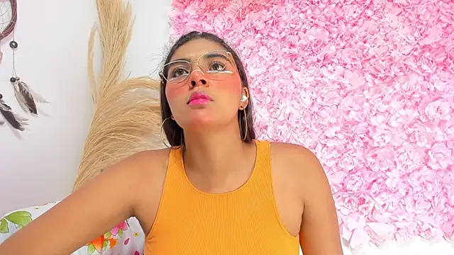 Melodymoore  online show from February 18, 2026, 1:23 am