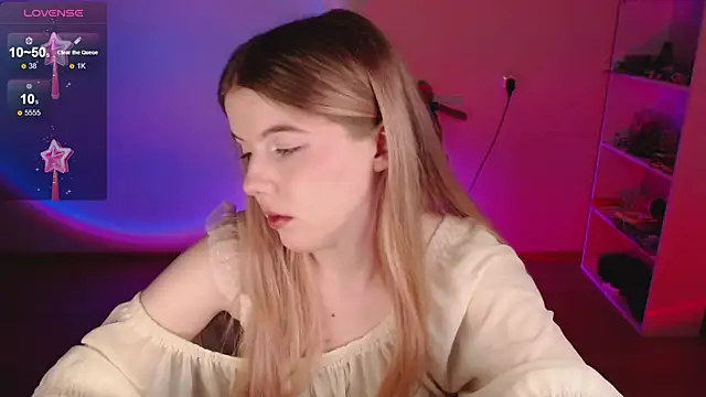 Strawberry juli online show from April 7, 2026, 4:07 pm