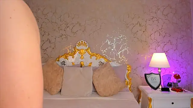 ScarlettWallace online show from October 21, 2025, 8:31 pm