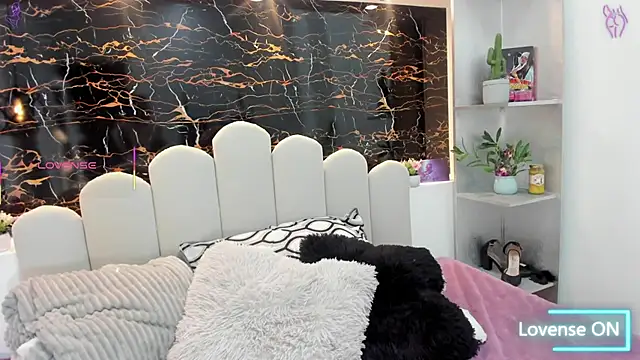 Bonniie 22 online show from March 10, 2025, 3:52 pm