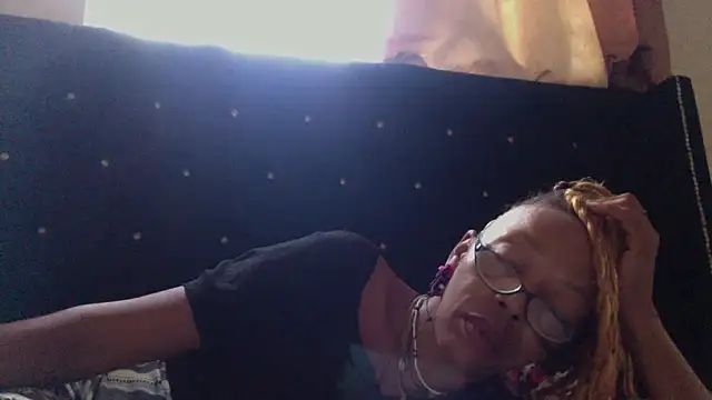 Ladyzee25 online show from October 21, 2025, 2:29 pm