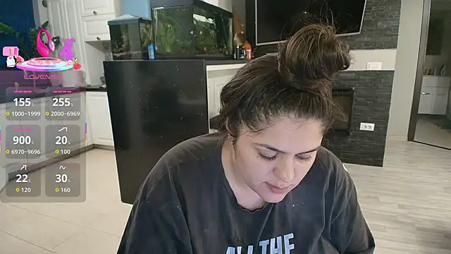 Layla- online show from November 7, 2025, 5:13 pm