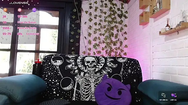 LiraSonnett online show from February 4, 2026, 9:09 pm