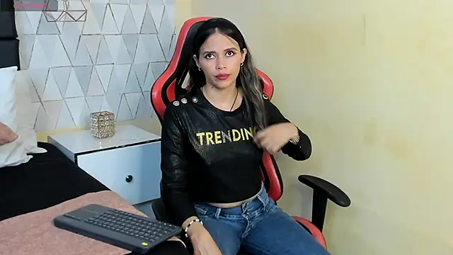 LiliJensen online show from November 26, 2025, 8:10 pm