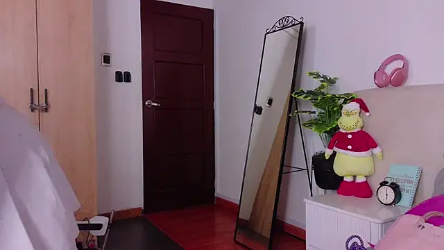 SaritaBratz online show from December 18, 2025, 10:38 pm