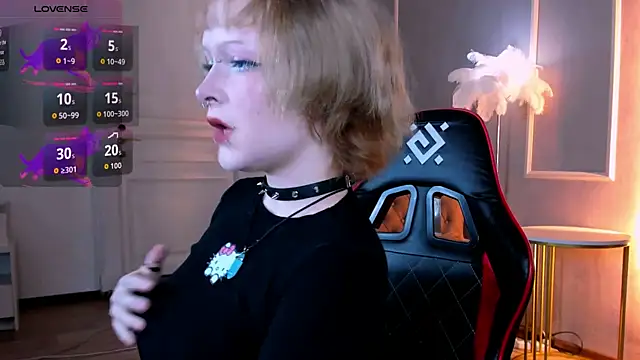 NicoleFlloret online show from October 9, 2025, 1:42 pm