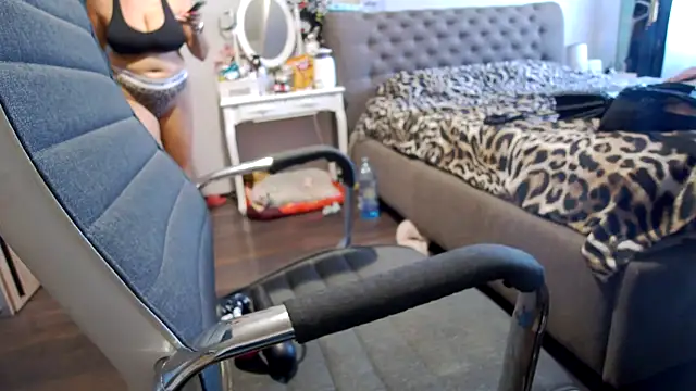 Jennifer24    online show from September 15, 2025, 9:42 am