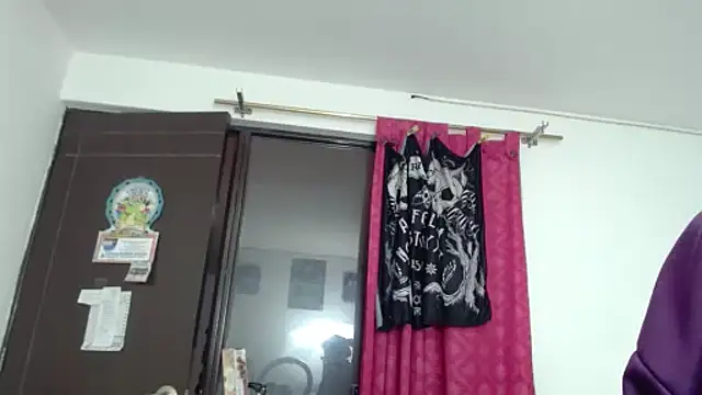 KratosAfroditacs online show from December 18, 2025, 4:46 pm