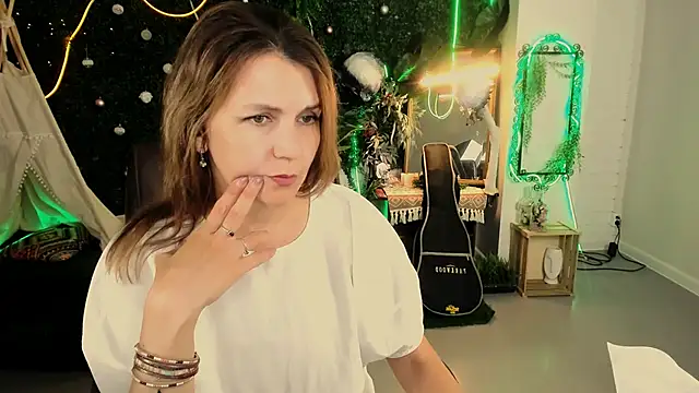 NicoleHitman online show from May 6, 2026, 1:16 pm