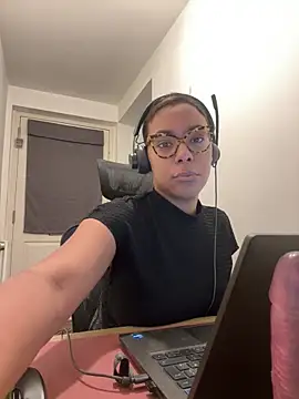 Melia Rayne online show from December 15, 2025, 11:47 am