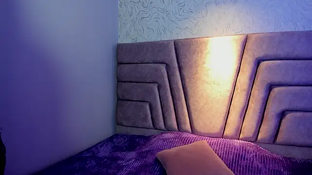 elaia muller  online show from November 12, 2025, 4:24 am