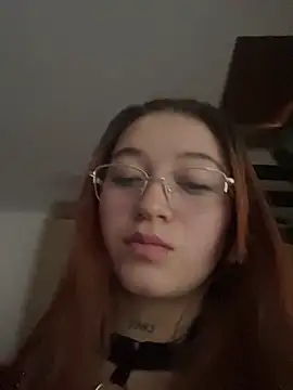 Snapshot of Karina_Leon chatting on May 28, 2026, 8:06 pm Karina Leon online show from May 28, 2026, 8:06 pm