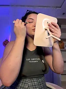 MiraLuccian online show from November 4, 2025, 8:19 pm