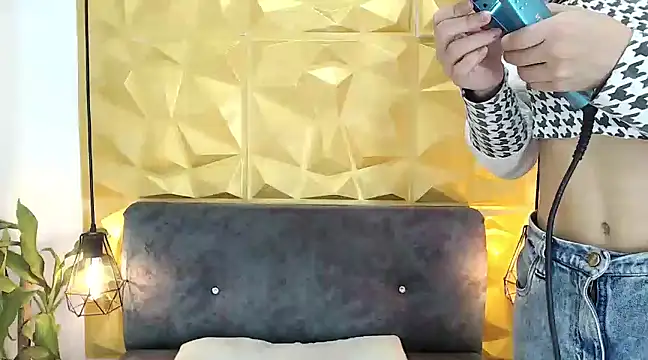 Small Hot19 online show from March 20, 2025, 3:25 pm