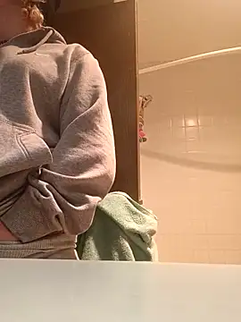 KITTYBOOBOOFUXX online show from November 15, 2025, 5:09 pm