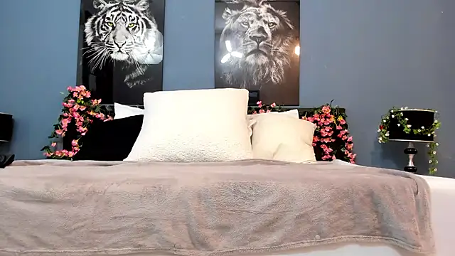 SophiaQueens online show from November 15, 2025, 9:00 pm