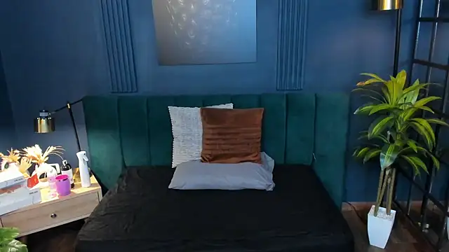 roxy hell online show from December 18, 2025, 12:33 pm