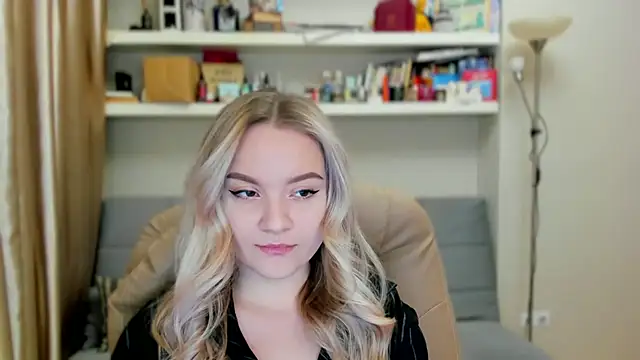 Kara Smith  online show from November 1, 2025, 11:07 pm