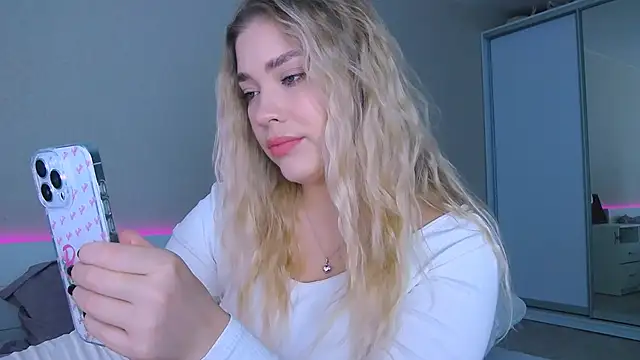 Snapshot of DIANAxxxDIAMOND chatting on October 1, 2025, 7:36 am DIANAxxxDIAMOND online show from October 1, 2025, 7:36 am