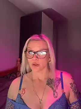 Curvy-Cleo online show from April 11, 2026, 9:41 pm