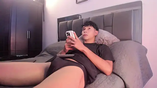 Snapshot of AndresM001 chatting on April 9, 2026, 9:09 pm AndresM001 online show from April 9, 2026, 9:09 pm