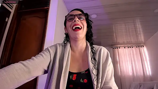 Snapshot of mia_velvet1 chatting on May 7, 2026, 12:32 pm mia velvet1 online show from May 7, 2026, 12:32 pm