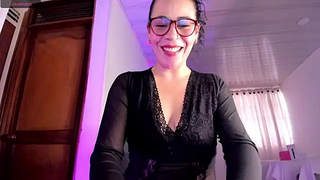 Snapshot of mia_velvet1 chatting on May 14, 2026, 1:29 pm mia velvet1 online show from May 14, 2026, 1:29 pm