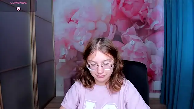 AngelinaLow online show from November 3, 2025, 12:28 pm