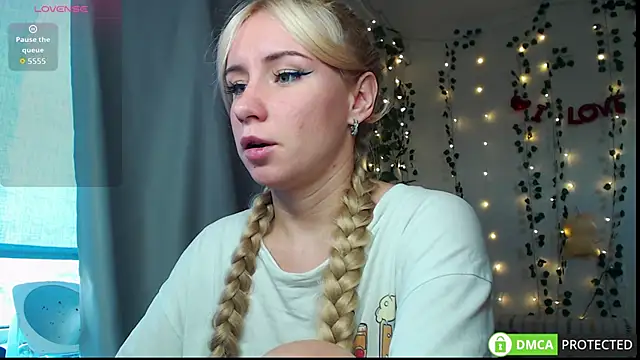 Snapshot of Mia__Kitty chatting on October 17, 2025, 12:30 pm Mia Kitty online show from October 17, 2025, 12:30 pm