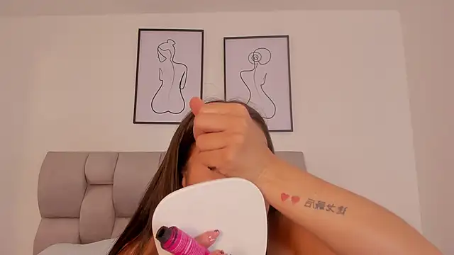 Hanna Evans   online show from September 11, 2025, 12:05 pm