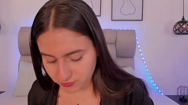 Hanna Evans   online show from February 4, 2026, 12:44 pm