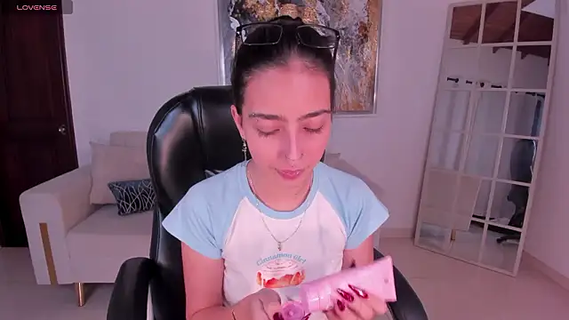 LarisaSmirnov online show from February 2, 2026, 5:28 am