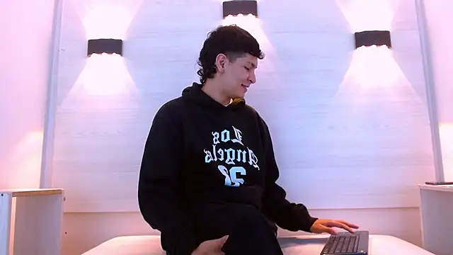 Jhojan twink online show from December 17, 2025, 12:55 pm