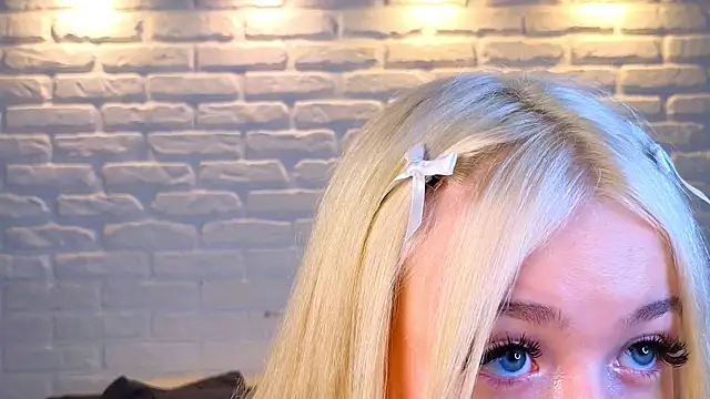 minigirl online show from March 18, 2025, 4:04 am