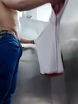 Snapshot of Pichoneterno chatting on February 19, 2026, 11:23 pm Pichoneterno online show from February 19, 2026, 11:23 pm